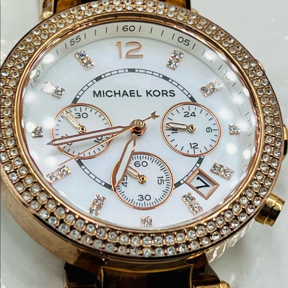 Michael Kors Rose Gold Wrist Watch for Women - Picture 5 of 7